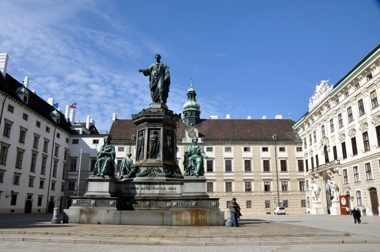  |Hofburg, Innerer Burghof mit Denkmal Franz I. vor Amalienburg
